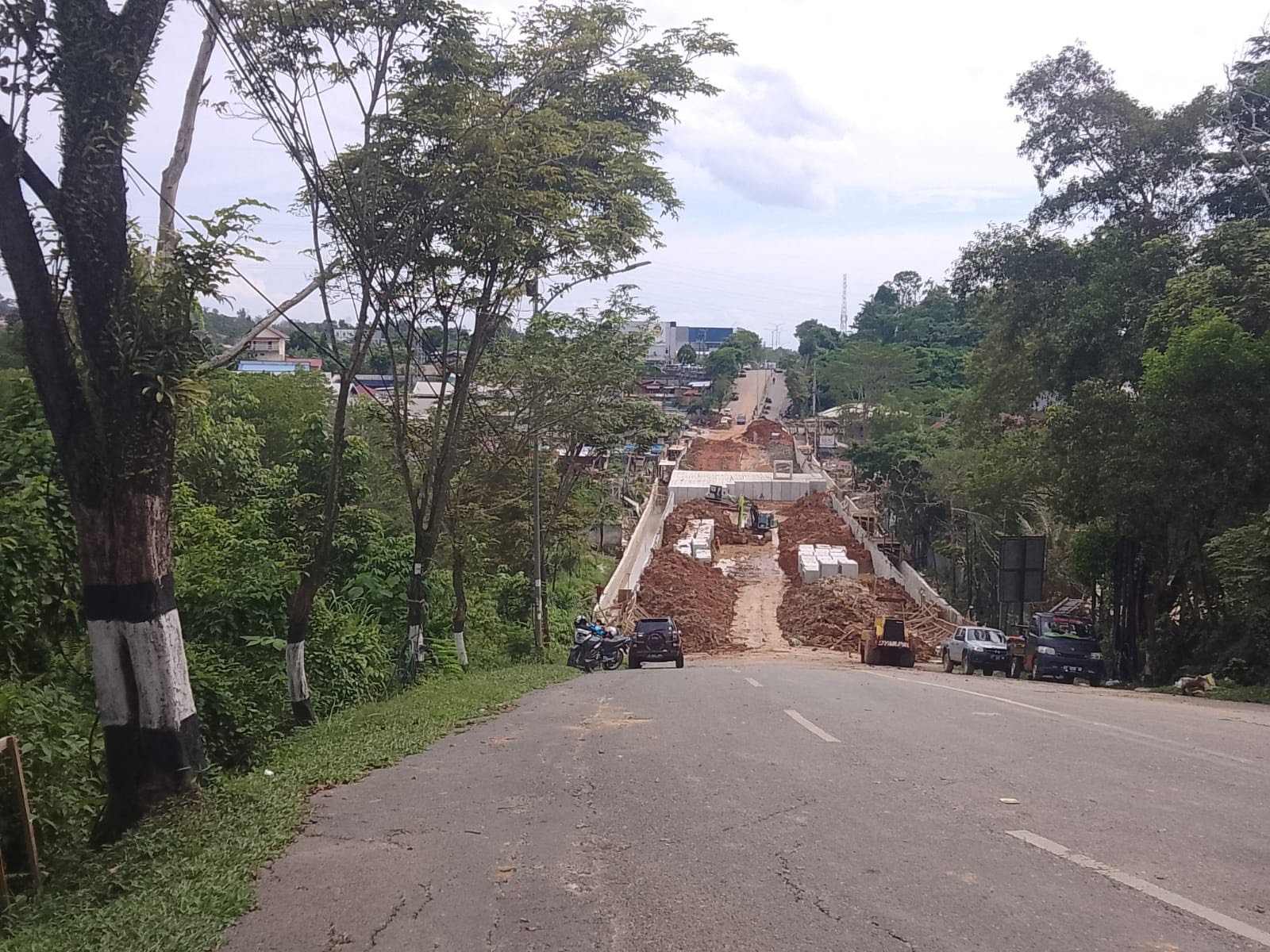 Pekerjaan proyek pengendali banjir DAS Ampal yang menutup seluruh Jalan MT Haryono Balikpapan depan Global Sport Center.