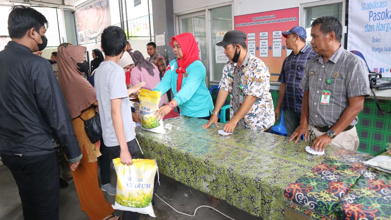 Operasi pasar yang digelar Pemkot Samarinda yang menyediakan beras murah untuk mengendalikan inflasi di Samarinda.