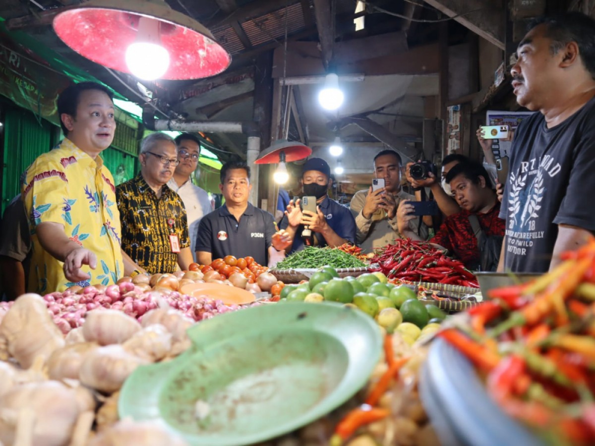 Wamendag Jerry Sambuaga meninjau harga bahan pokok di Pasar Segiri, Samarinda, Sabtu (19/2/2023). (Dok kaltimprov.go.id)