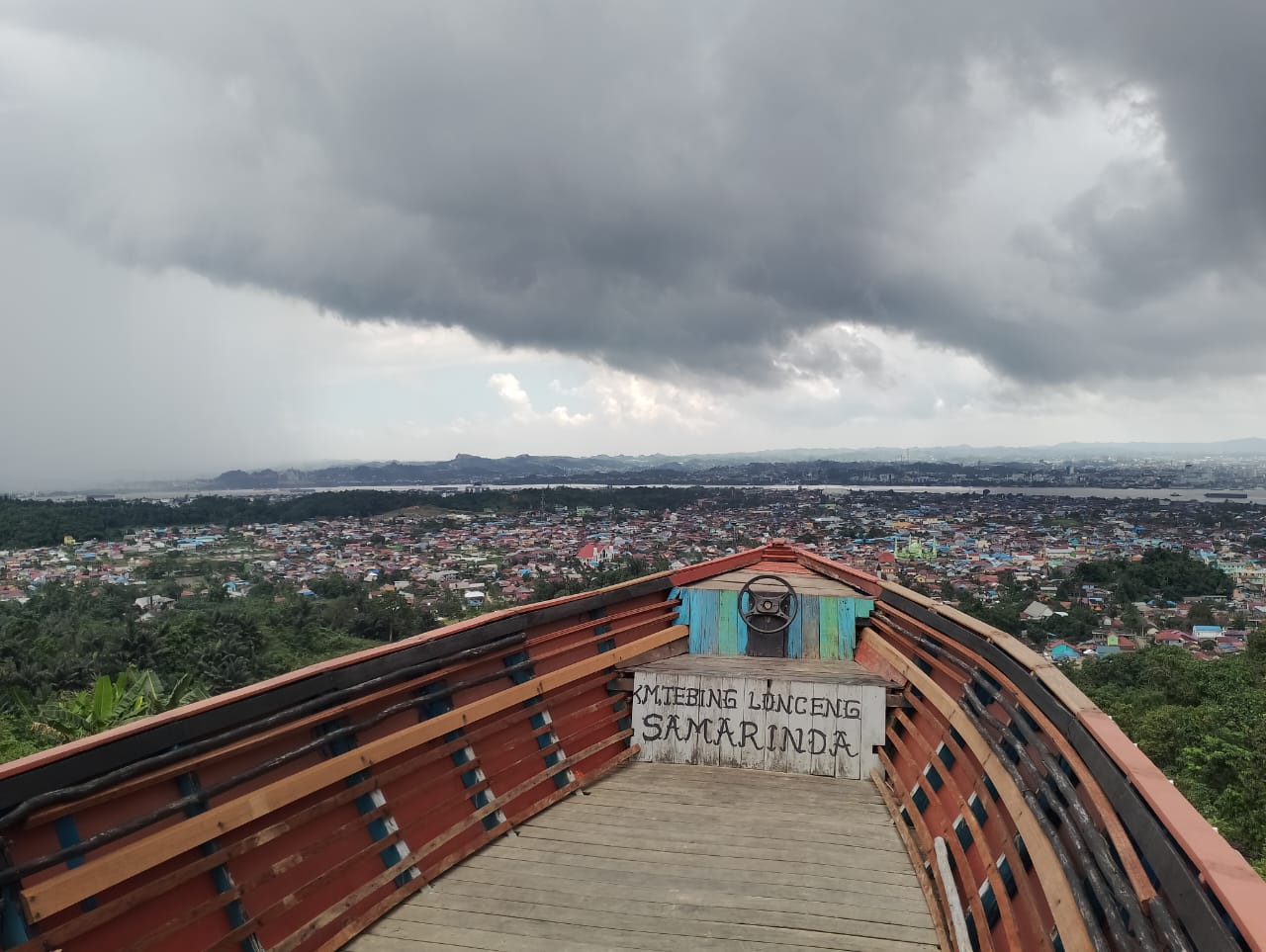 Menikmati Suasana Liburan Lebaran Melihat Kota Samarinda dari Puncak Tebing Lonceng