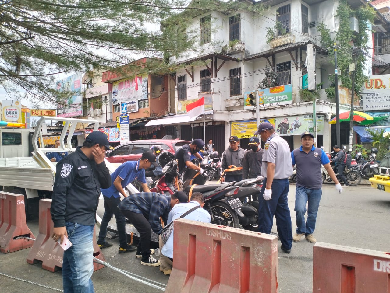 Parkir Sembarangan, Dua Motor Diangkut Petugas Dishub di Pasar Pagi