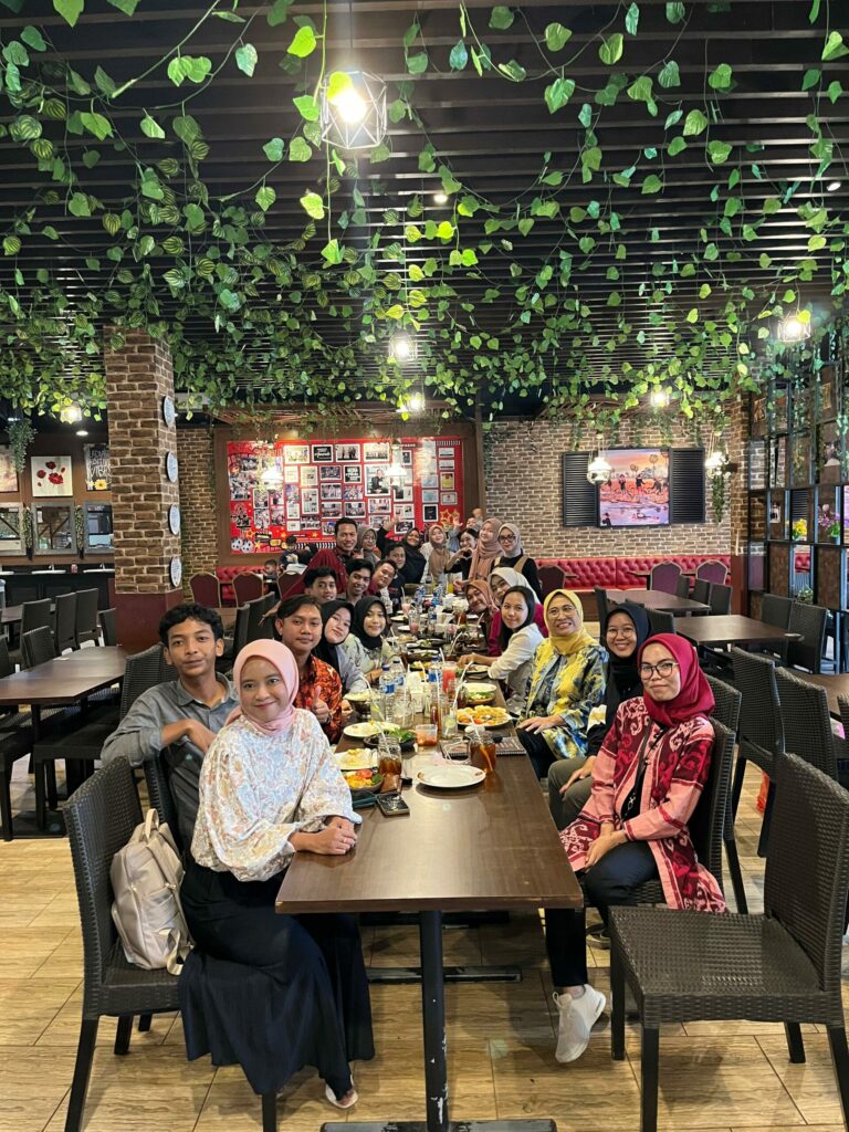 Hetifah Sjaifudian makan bersama anak muda dari komunitas Helo Kaltim.