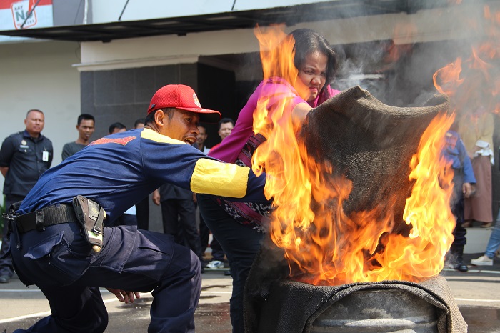 Kelurahan Baru Laksanakan Pelatihan Pemadam Kebakaran untuk Warga